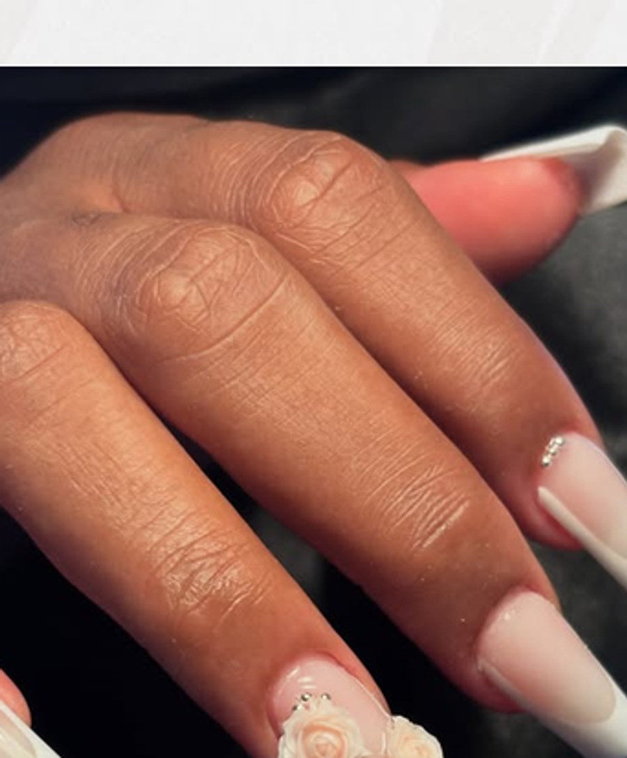 Unhas com extensão e detalhe em relevo tipo flor 3D