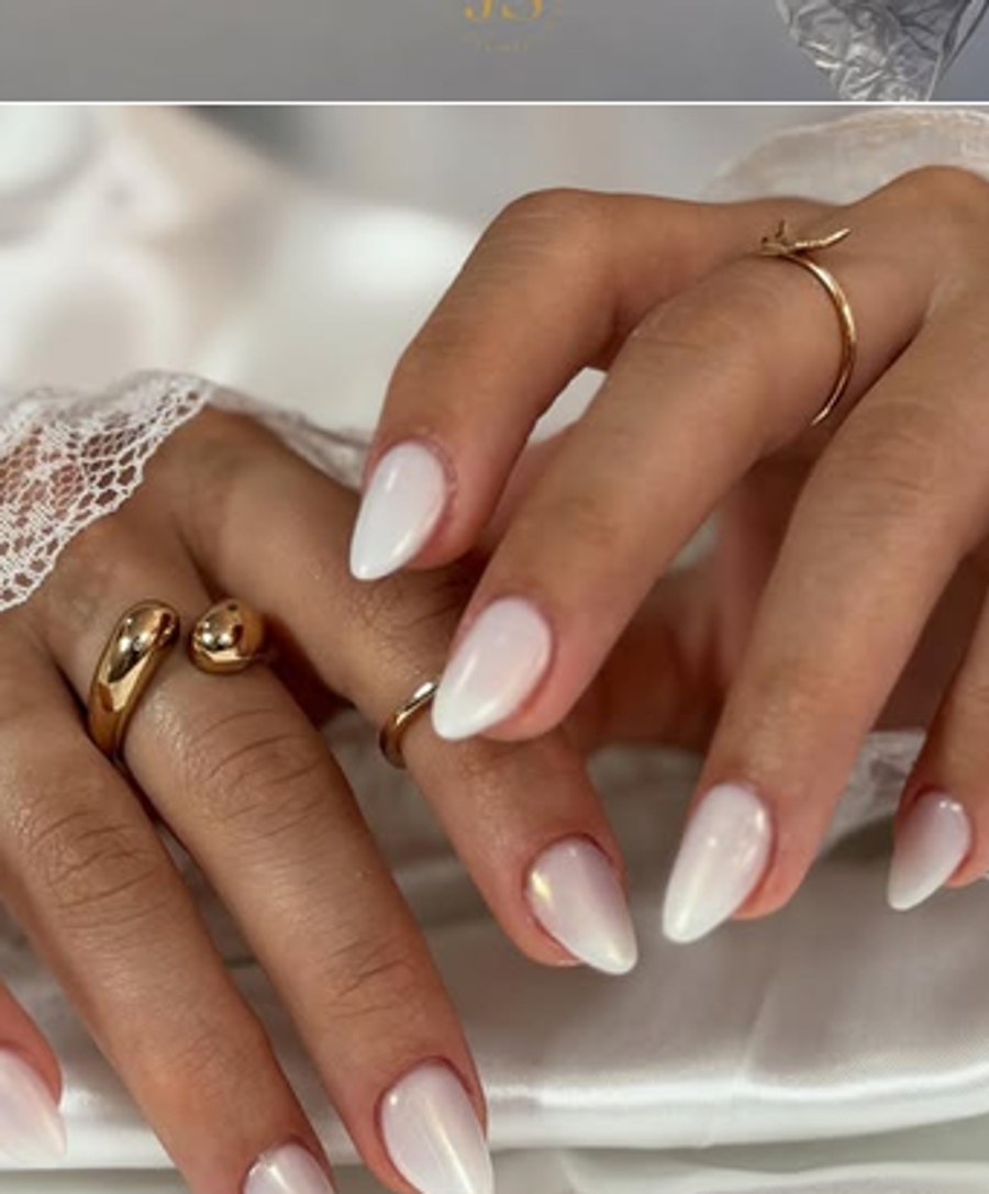 Unhas em gel tom leitoso com formato amêndoa, trabalho de Juliana Sabino