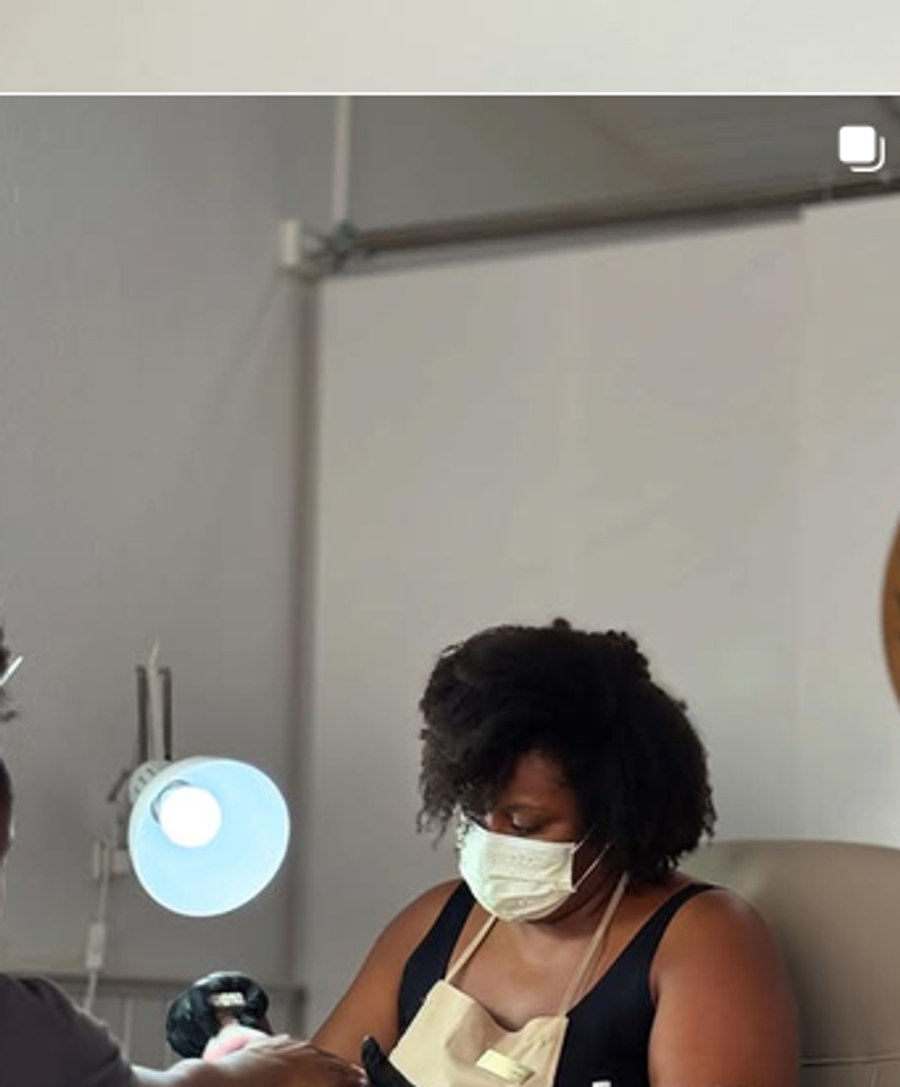 Juliana a preparar a unha durante o atendimento